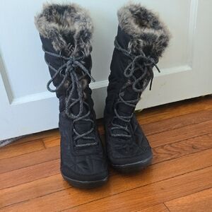 Columbia Black Quilted Winter Boots with Fur Trim